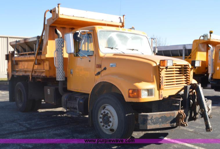 image for item I6294 2001 International 4900 dump truck