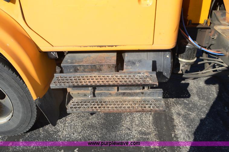 image for item I6294 2001 International 4900 dump truck