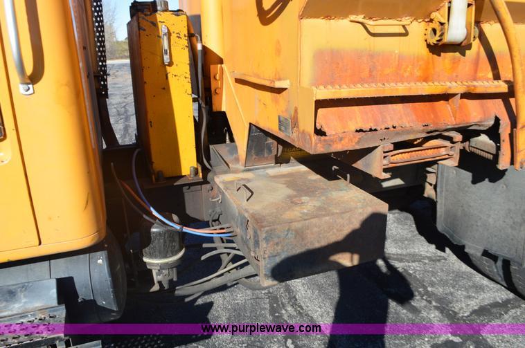 image for item I6294 2001 International 4900 dump truck