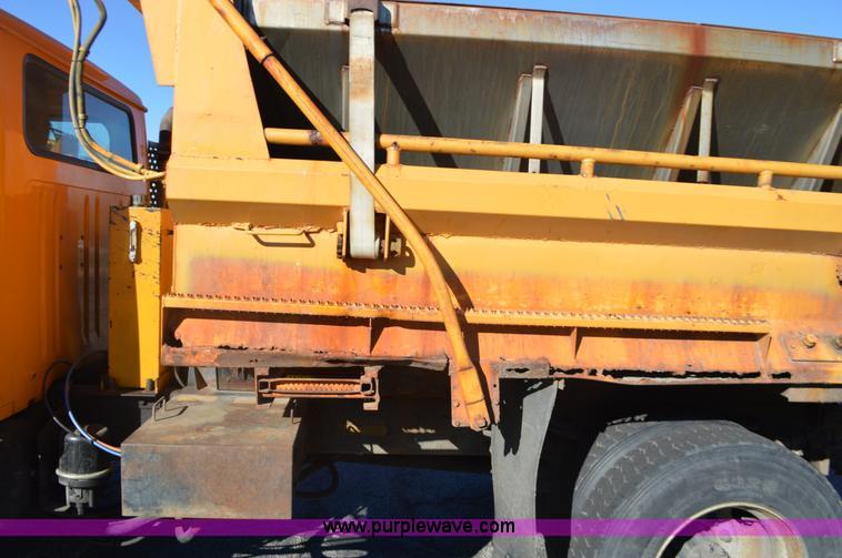 image for item I6294 2001 International 4900 dump truck