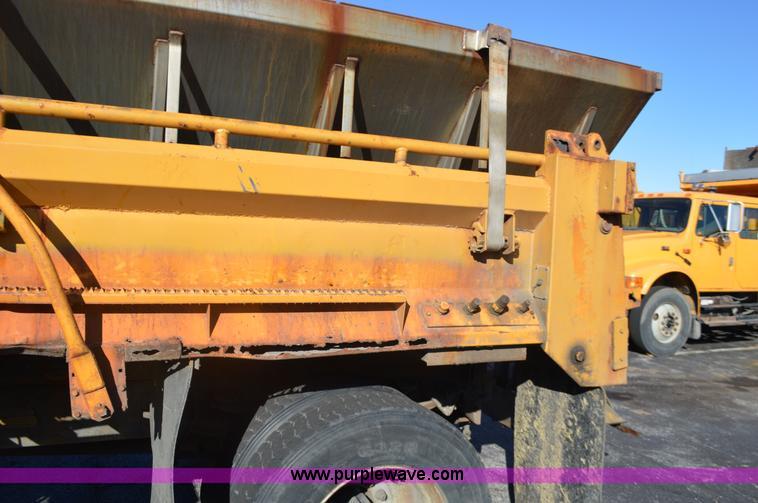 image for item I6294 2001 International 4900 dump truck