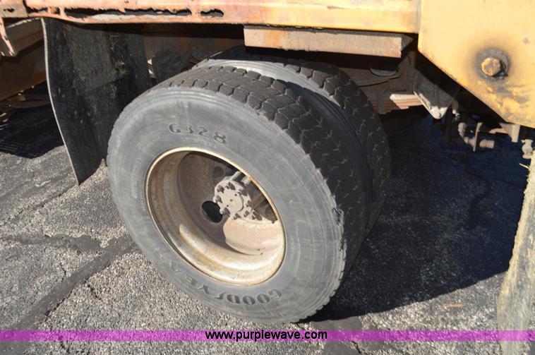 image for item I6294 2001 International 4900 dump truck