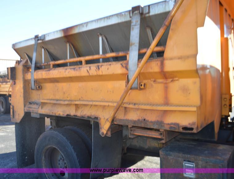 image for item I6294 2001 International 4900 dump truck