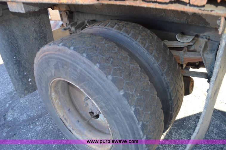 image for item I6294 2001 International 4900 dump truck