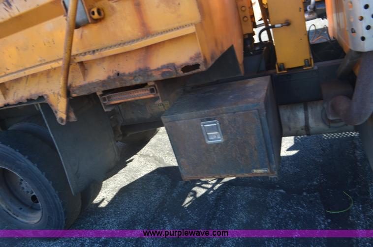 image for item I6294 2001 International 4900 dump truck