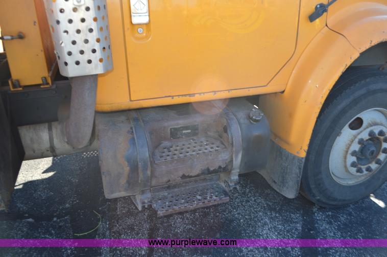 image for item I6294 2001 International 4900 dump truck