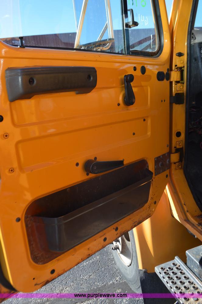 image for item I6294 2001 International 4900 dump truck