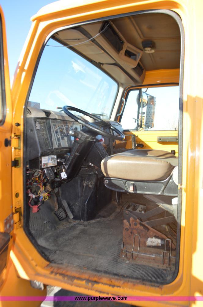 image for item I6294 2001 International 4900 dump truck