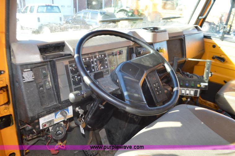 image for item I6294 2001 International 4900 dump truck