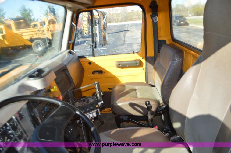 image for item I6294 2001 International 4900 dump truck