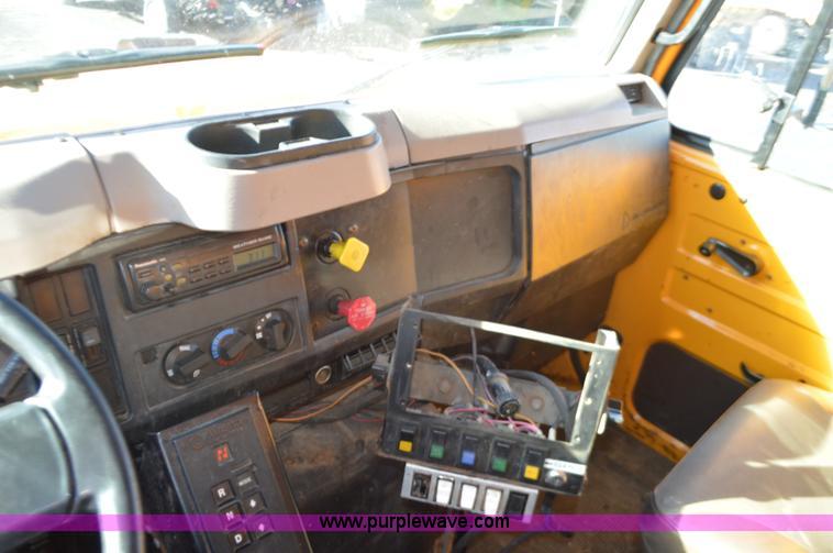 image for item I6294 2001 International 4900 dump truck