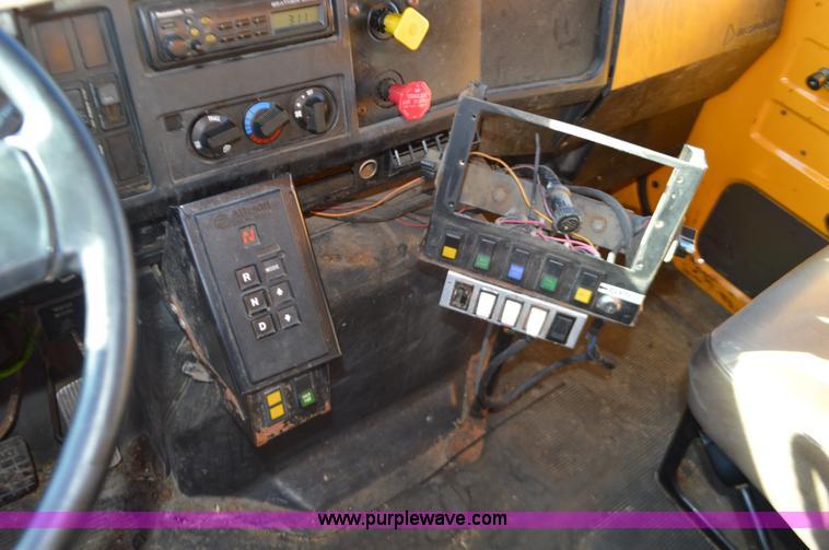 image for item I6294 2001 International 4900 dump truck