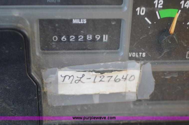 image for item I6294 2001 International 4900 dump truck