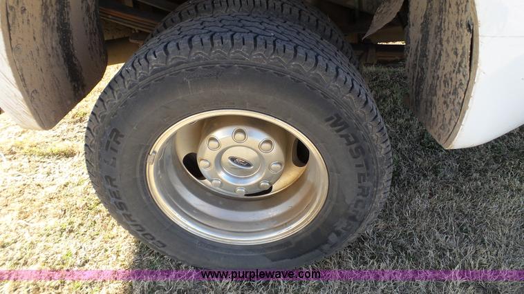 image for item J1299 2005 Ford F350 Super Duty XLT Crew Cab pickup truck