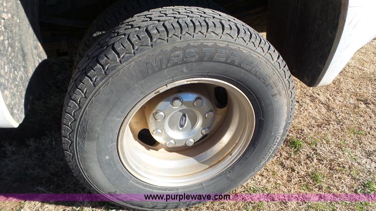 image for item J1299 2005 Ford F350 Super Duty XLT Crew Cab pickup truck