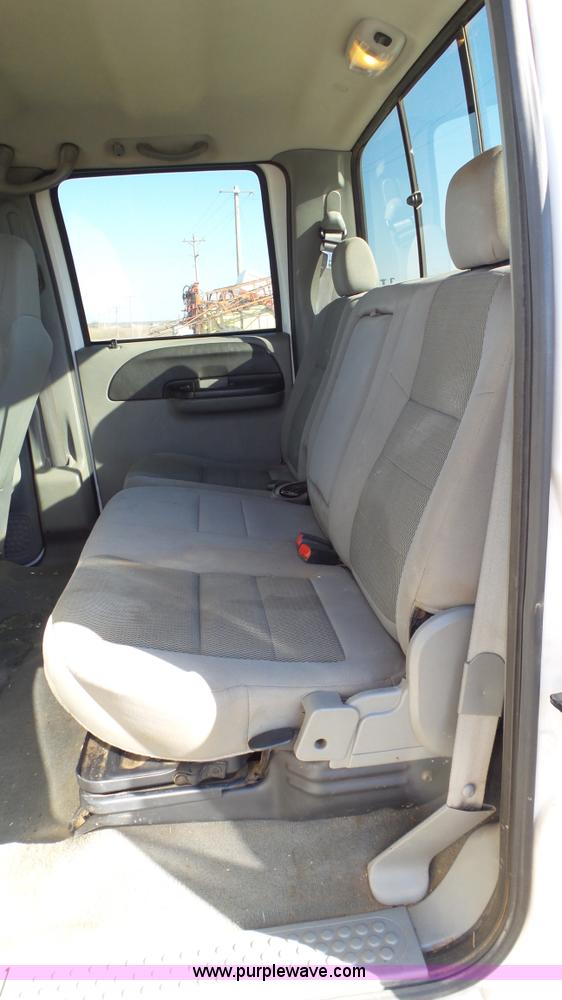 image for item J1299 2005 Ford F350 Super Duty XLT Crew Cab pickup truck