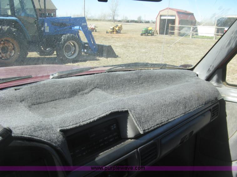 image for item J2882 1995 Ford F250 HD XLT SuperCab flatbed pickup truck