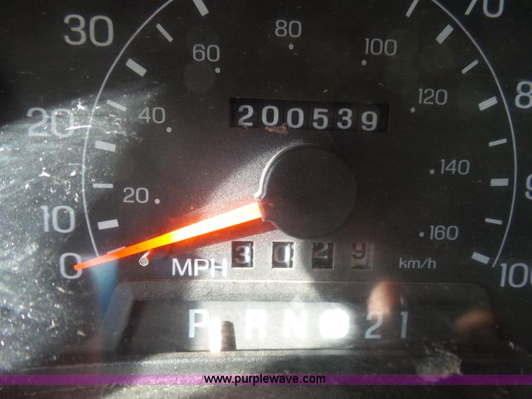 image for item J6206 2001 Ford F250 Super Duty XL Crew Cab pickup truck