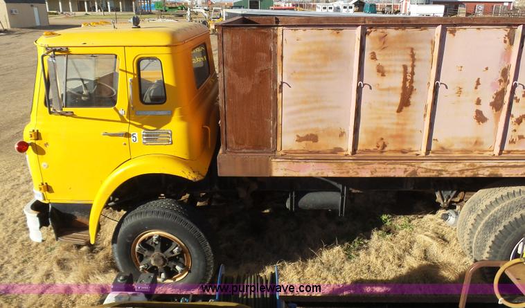 image for item J6209 1978 International Cargo Star 1950B dump truck