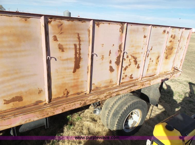 image for item J6209 1978 International Cargo Star 1950B dump truck