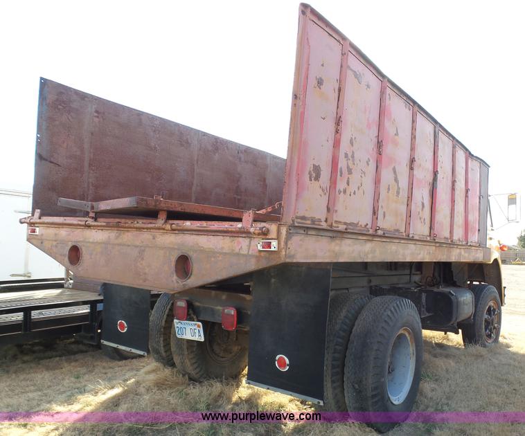 image for item J6209 1978 International Cargo Star 1950B dump truck