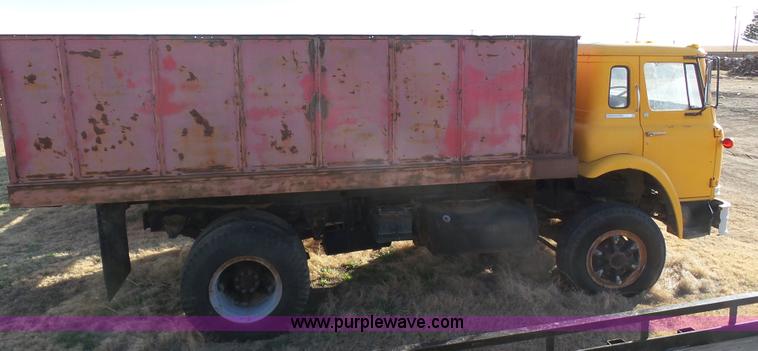 image for item J6209 1978 International Cargo Star 1950B dump truck
