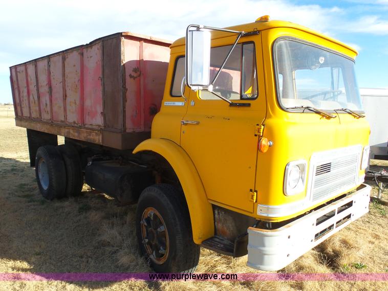 image for item J6209 1978 International Cargo Star 1950B dump truck