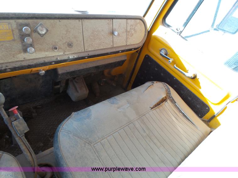 image for item J6209 1978 International Cargo Star 1950B dump truck