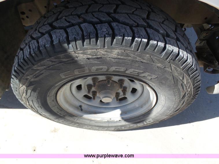 image for item J6212 2004 Ford F250 Super Duty XL Crew Cab pickup truck