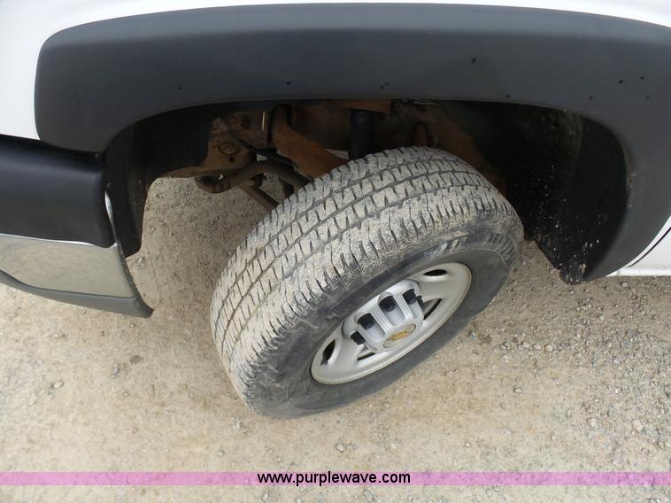 image for item K4260 2005 Chevrolet Silverado 2500HD pickup truck