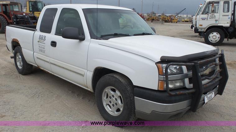 image for item K5062 2004 Chevrolet Silverado 1500 Ext. Cab pickup truck