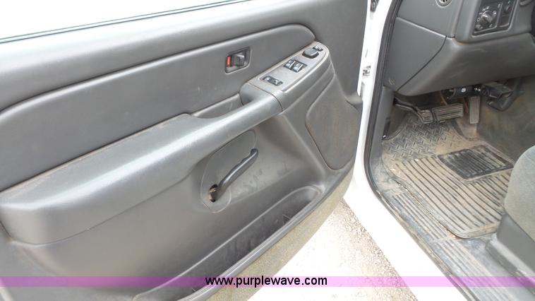 image for item K5062 2004 Chevrolet Silverado 1500 Ext. Cab pickup truck