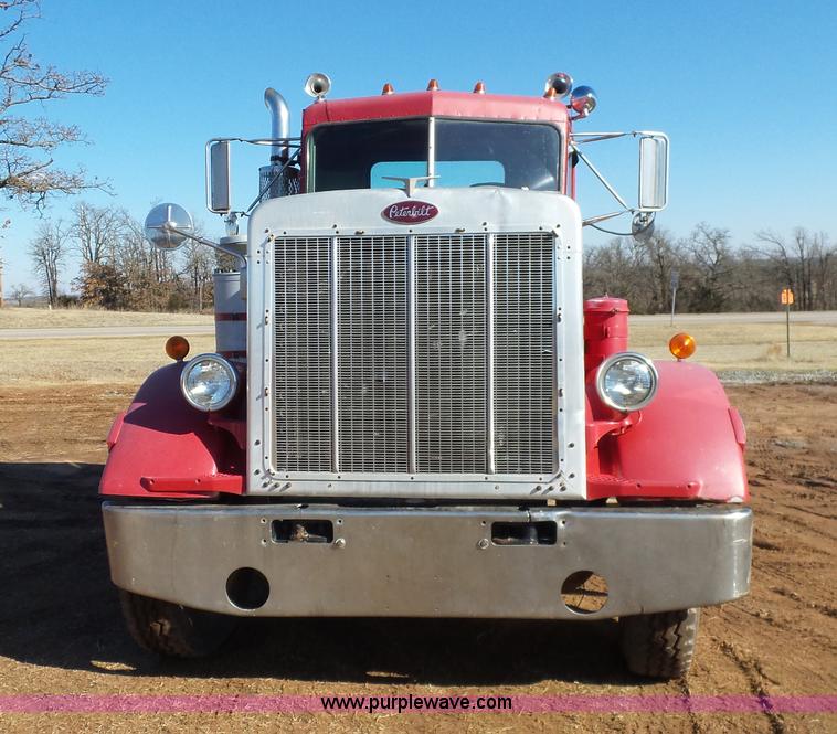 image for item K5775 1984 Peterbilt 359 semi truck