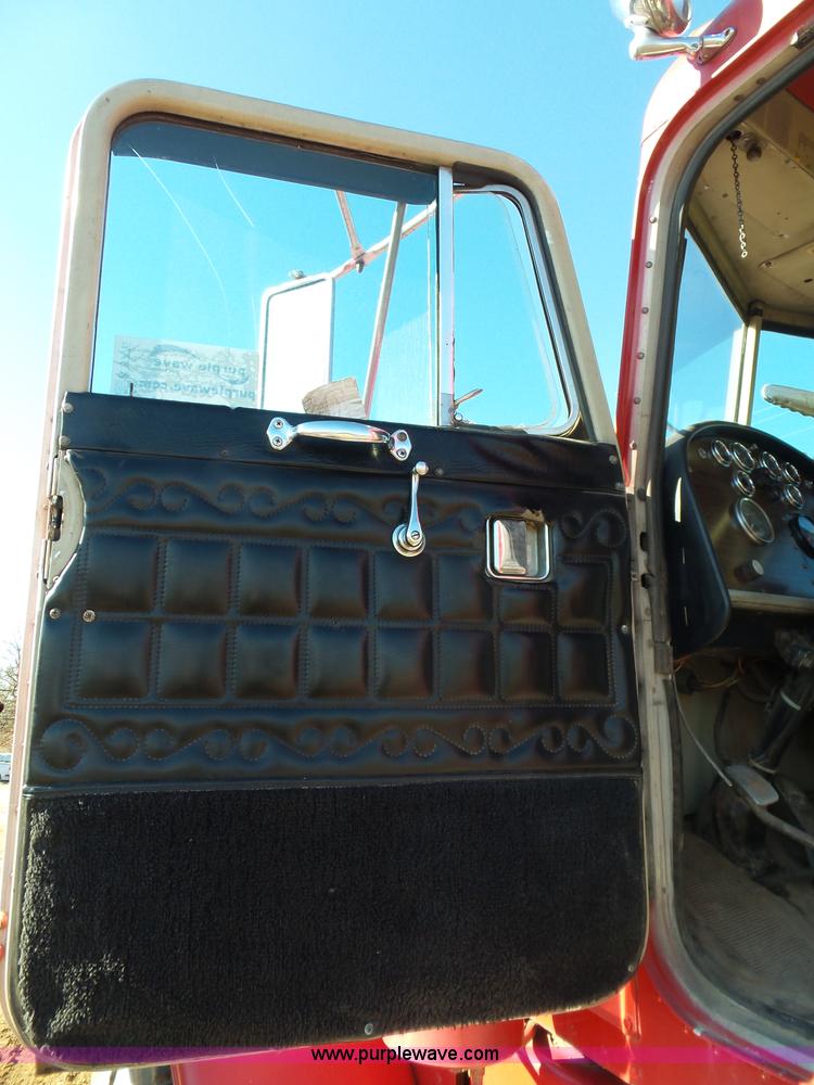 image for item K5775 1984 Peterbilt 359 semi truck