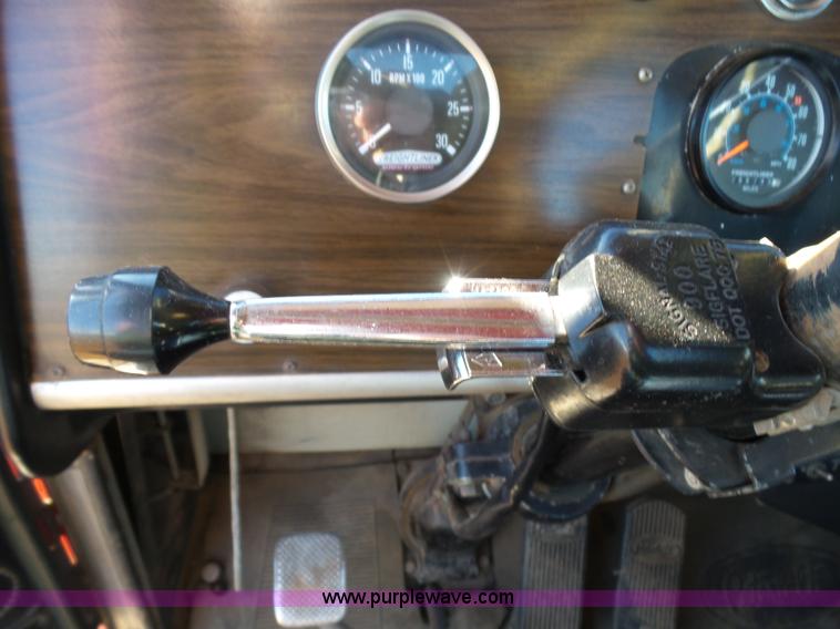 image for item K5775 1984 Peterbilt 359 semi truck