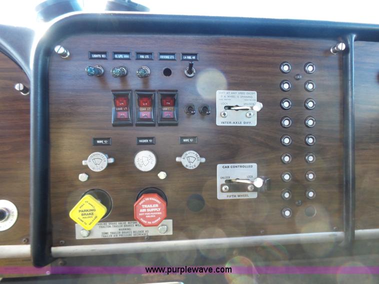 image for item K5775 1984 Peterbilt 359 semi truck