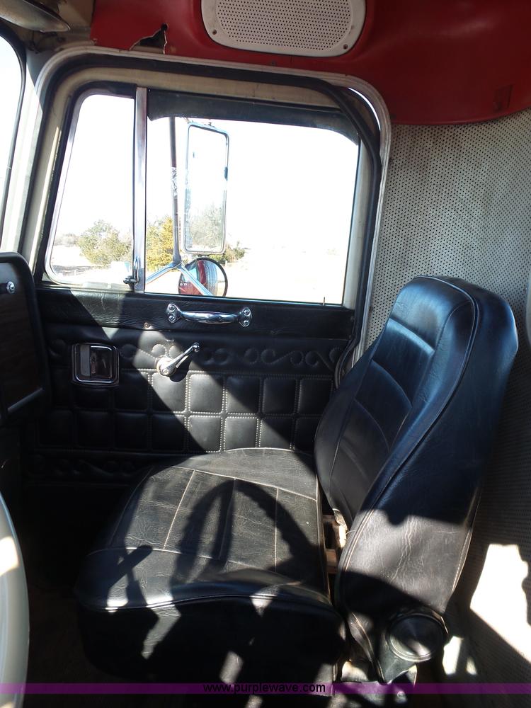 image for item K5775 1984 Peterbilt 359 semi truck