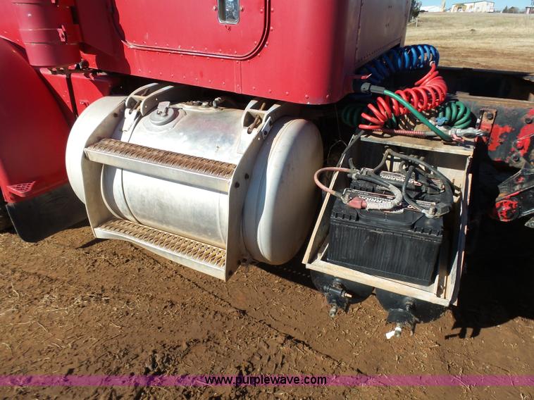 image for item K5775 1984 Peterbilt 359 semi truck