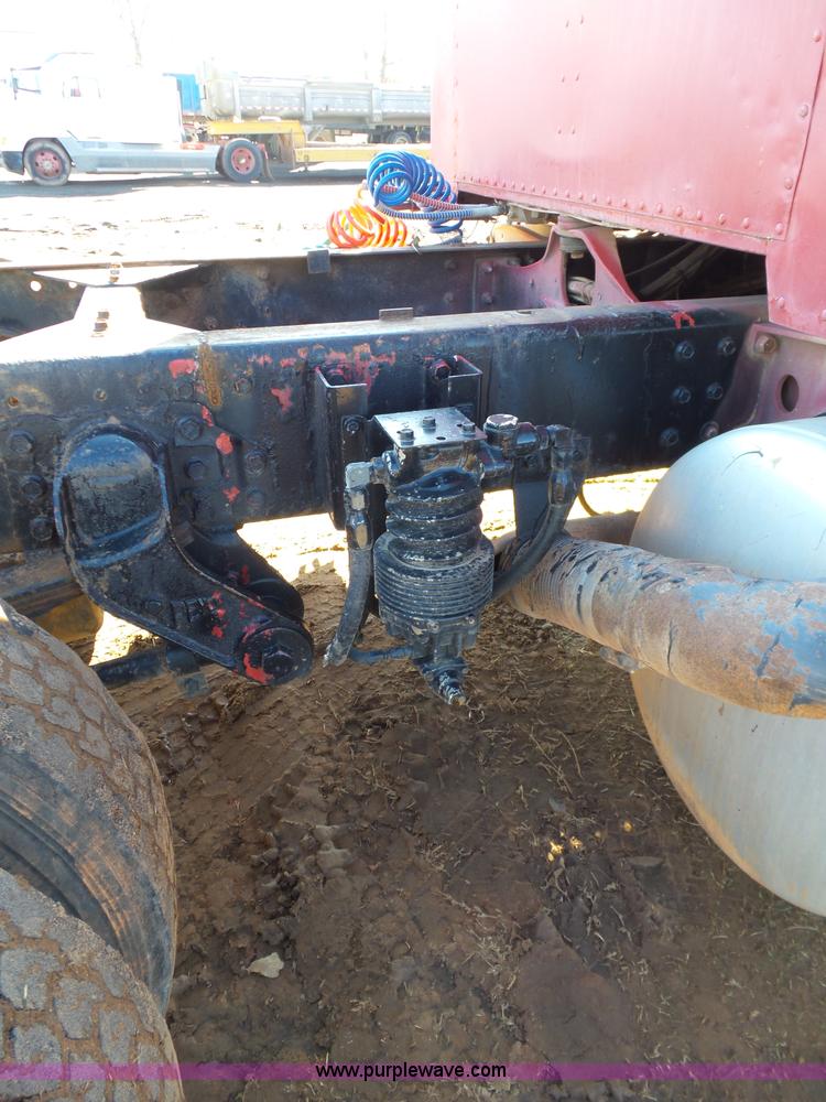 image for item K5775 1984 Peterbilt 359 semi truck