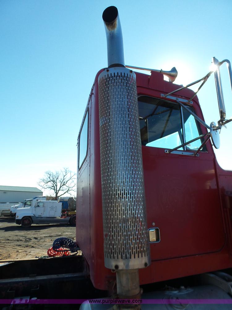 image for item K5775 1984 Peterbilt 359 semi truck