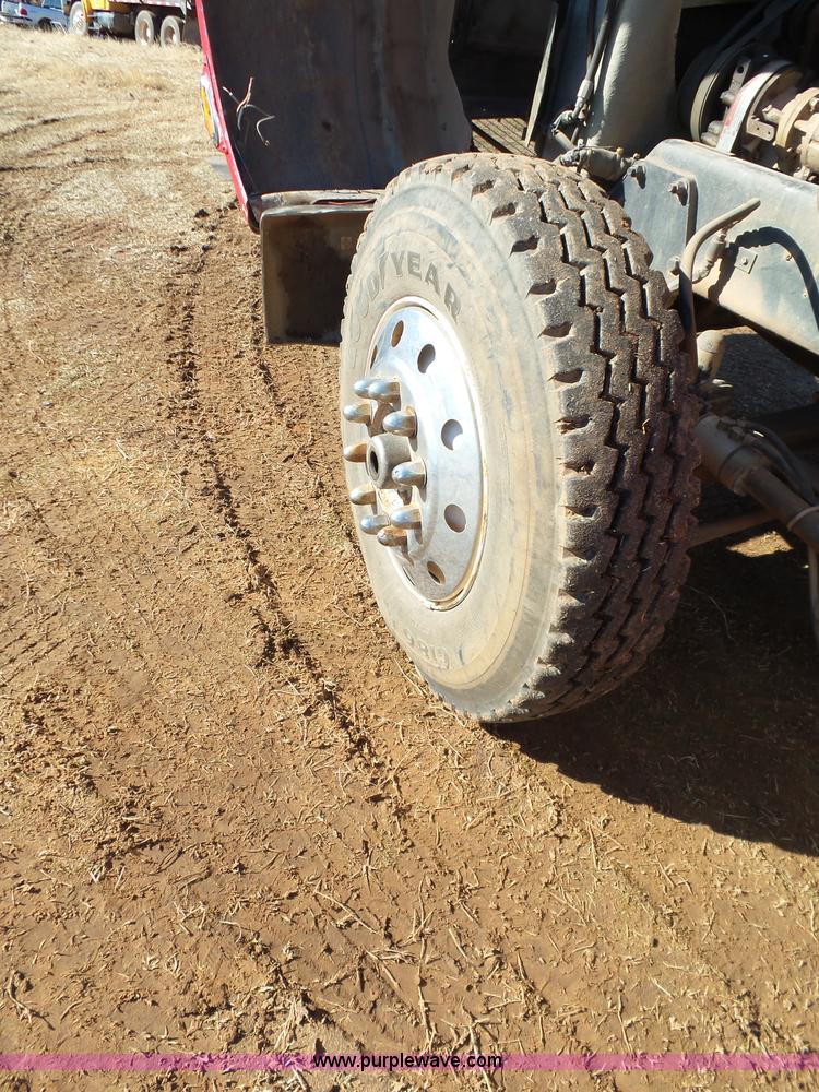 image for item K5775 1984 Peterbilt 359 semi truck