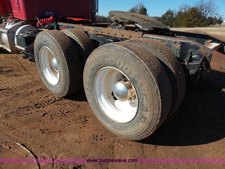 image for item K5775 1984 Peterbilt 359 semi truck