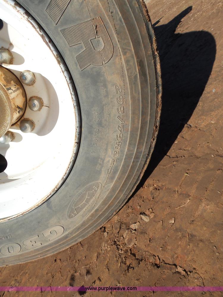 image for item K5775 1984 Peterbilt 359 semi truck