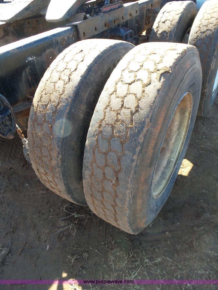 image for item K5775 1984 Peterbilt 359 semi truck