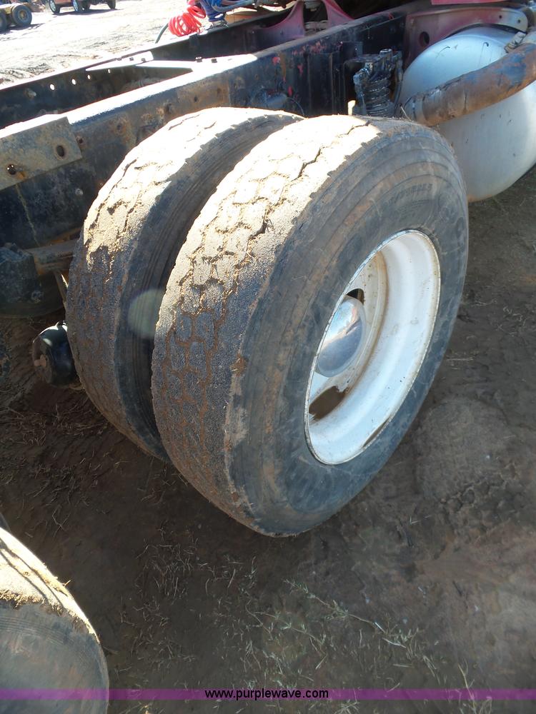 image for item K5775 1984 Peterbilt 359 semi truck