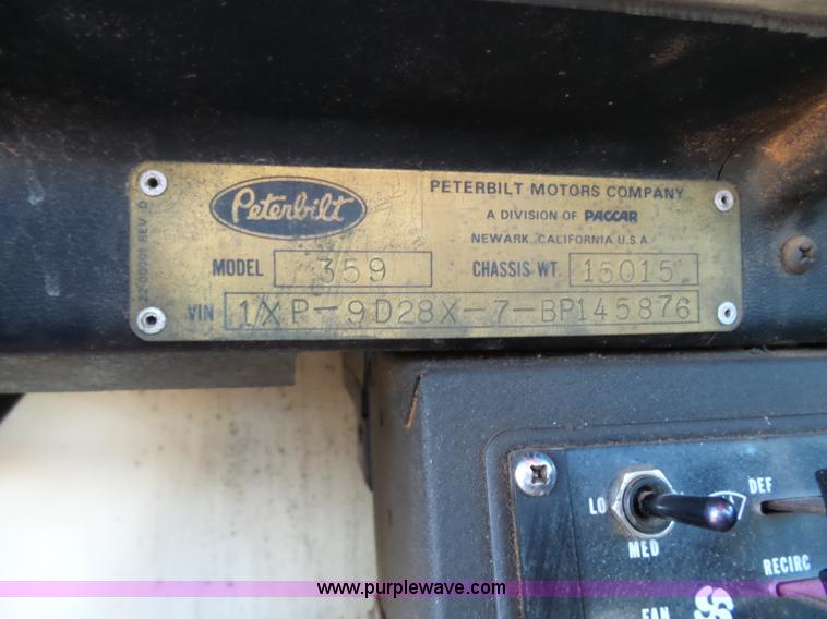 image for item K5775 1984 Peterbilt 359 semi truck