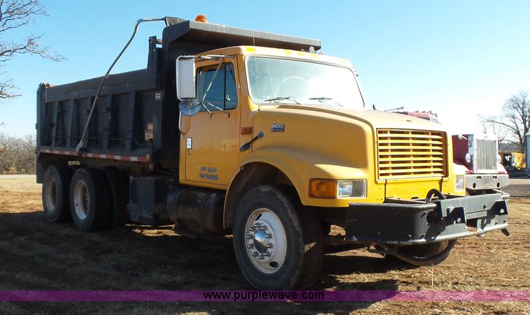 image for item K5776 2000 International F4900 dump truck