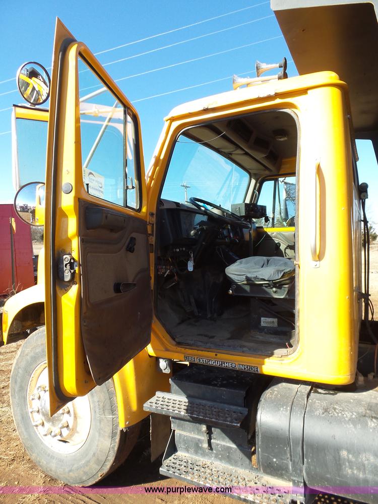 image for item K5776 2000 International F4900 dump truck