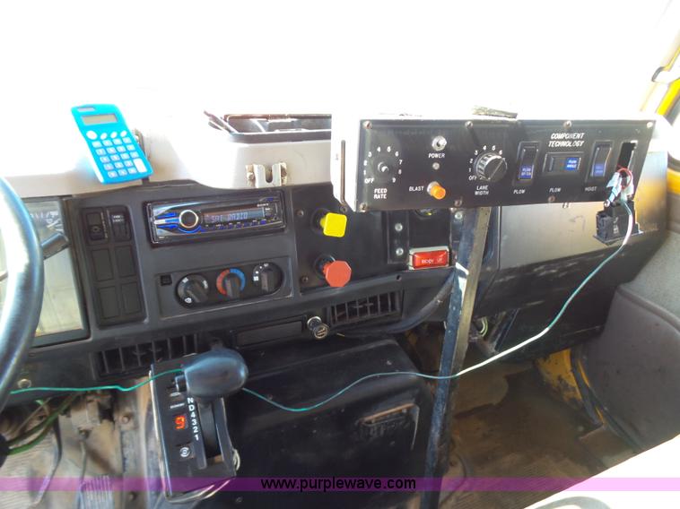 image for item K5776 2000 International F4900 dump truck