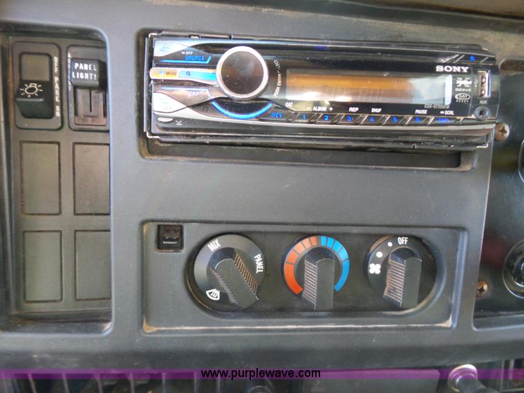 image for item K5776 2000 International F4900 dump truck